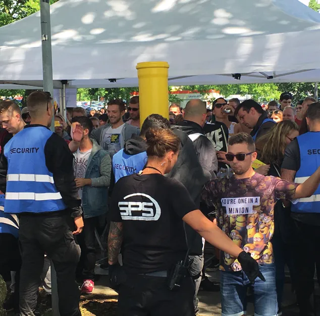 Einlasskontrolle auf einem Festival durch Sicherheitskräfte
