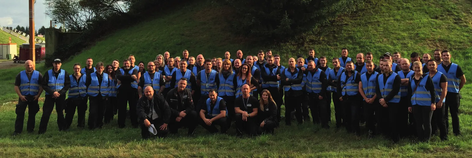 Das Team in Warnwesten auf dem Festivalgelände